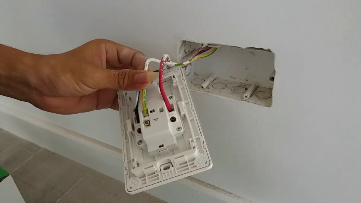 Cách lắp ổ cắm điện âm tường chống giật an toàn, đơn giản tại nhà