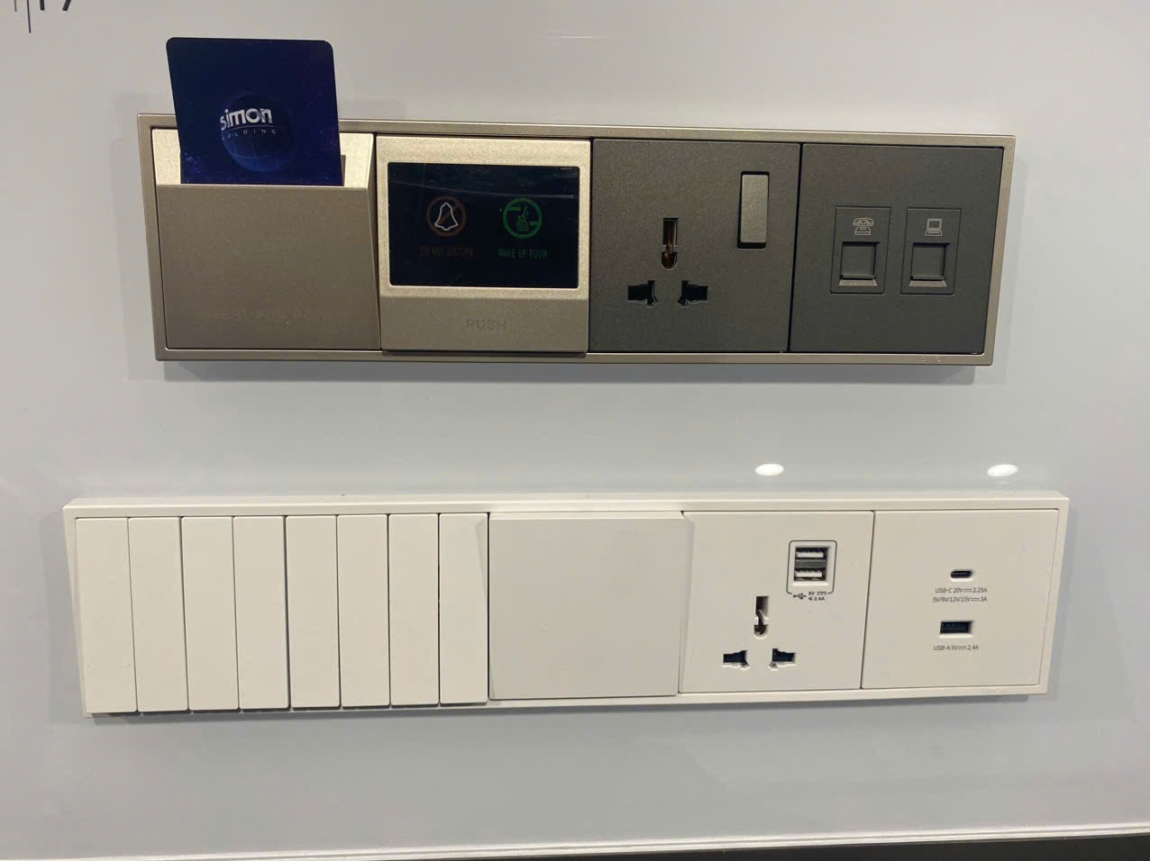 Thiết bị điện Simon được sản xuất trên chất liệu cao cấp đạt tiêu chuẩn chất lượng quốc tế, đảm bảo an toàn cho người dùng