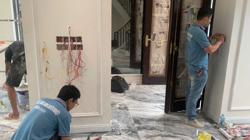 Đội ngũ kỹ thuật đang thực hiện lắp đặt công trình thi công nhà thông minh cho khách hàng